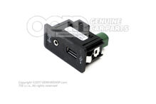 Csatlakozás USB és aux bemenethez 5G0035222