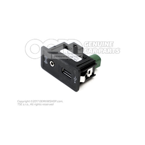 Csatlakozás USB és aux bemenethez 5G0035222
